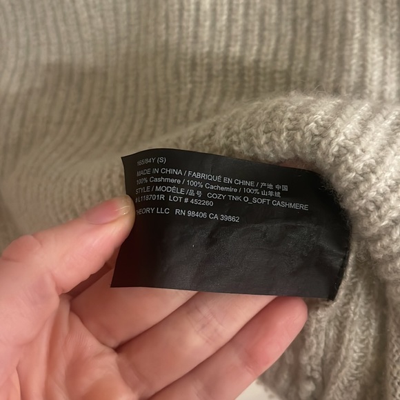 Theory 100% Cashmere sweater - Picture 7 of 7
